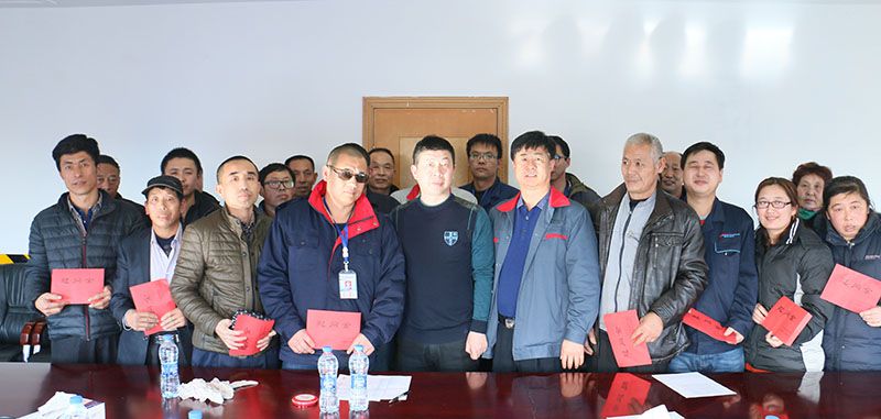 工會主席嶽春學與成山集團2016年度部(bù)分困難職工合影 工會主席嶽春學(xué)與成山集團2016年度部分困難職工合影